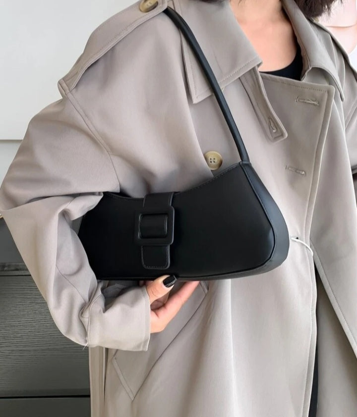 Cartera baguette con diseño de hebilla
