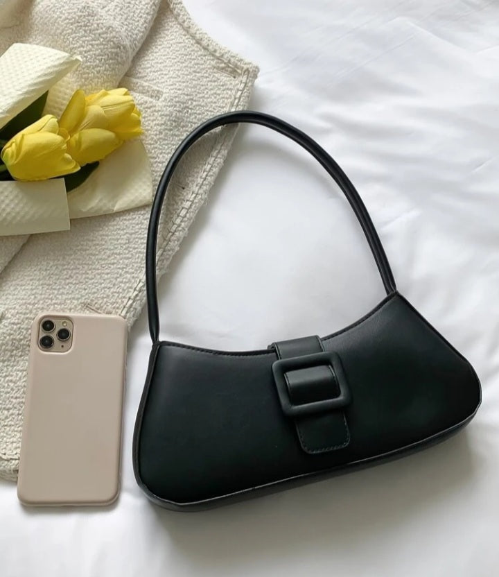 Cartera baguette con diseño de hebilla