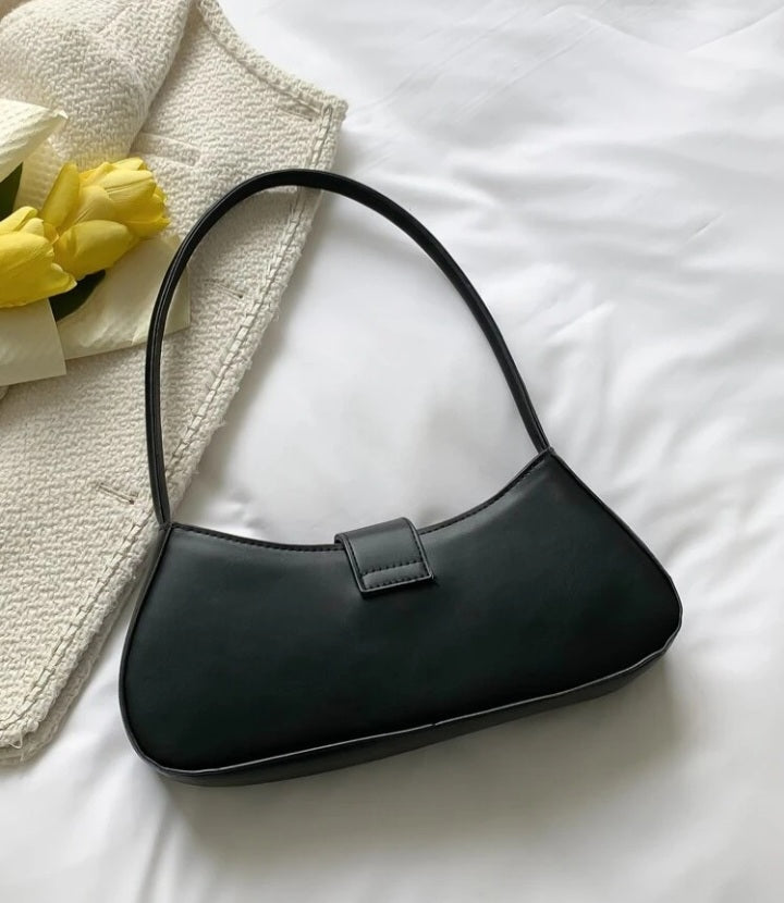 Cartera baguette con diseño de hebilla